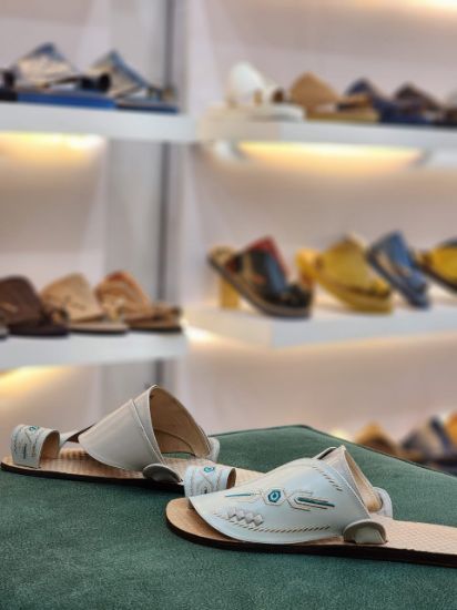 صورة زبيريزبيري وطني مطرز  ارضيه جلد مديل م 17